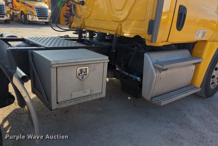 image for item OD9260 2018 Freightliner  Cascadia 125 semi truck