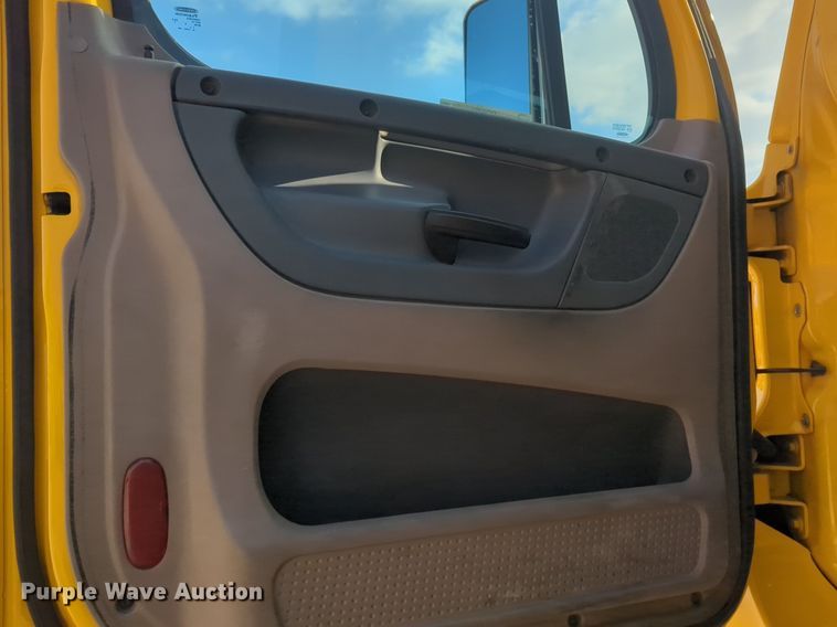 image for item OD9260 2018 Freightliner  Cascadia 125 semi truck