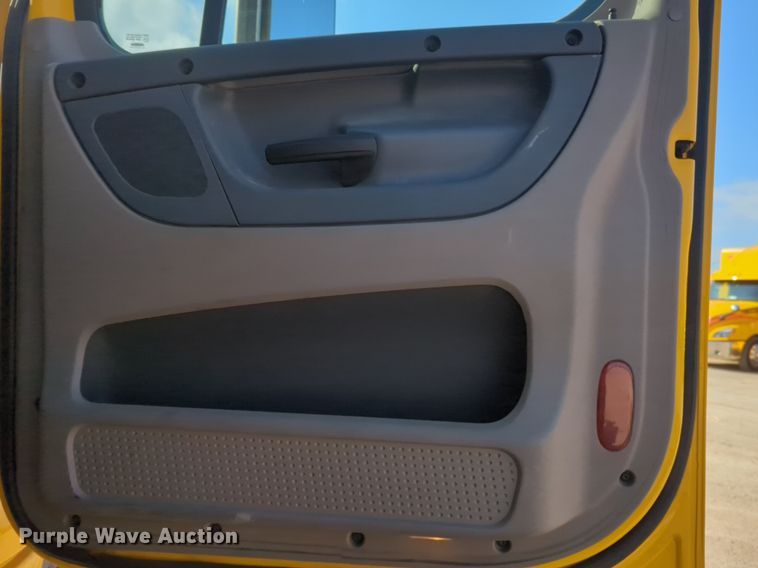 image for item OD9260 2018 Freightliner  Cascadia 125 semi truck