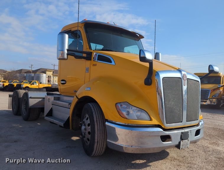 image for item OD9261 2020 Kenworth T680 semi truck