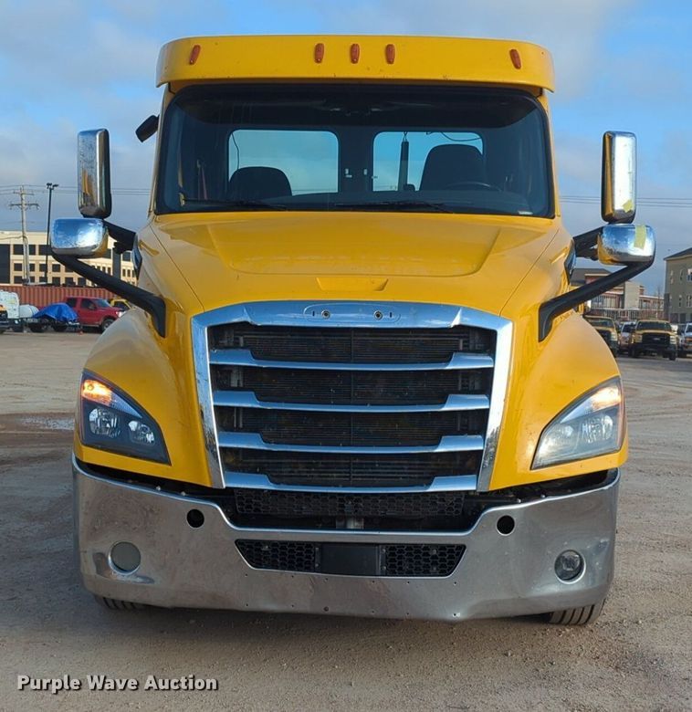 image for item OD9265 2020 Freightliner  Cascadia 126 semi truck