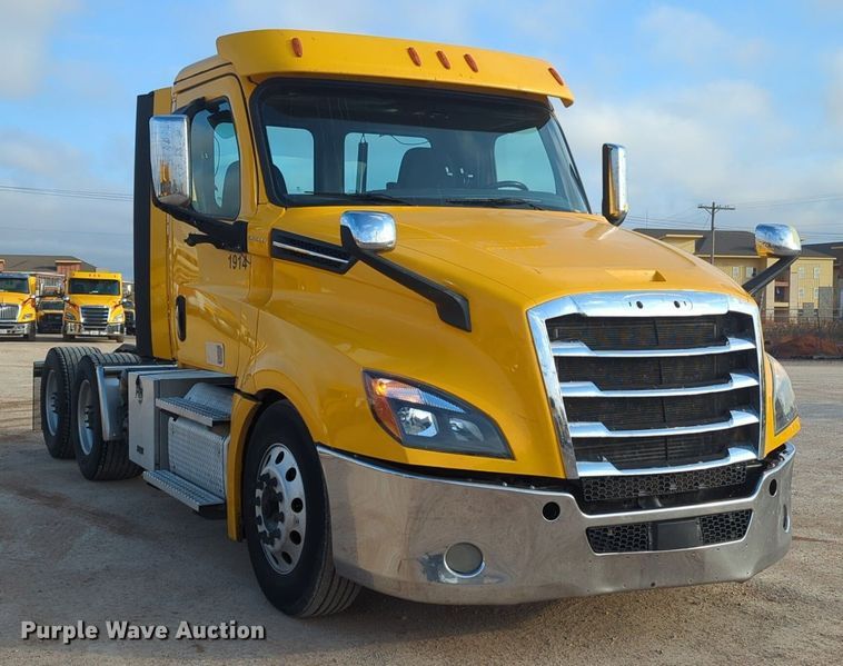 image for item OD9265 2020 Freightliner  Cascadia 126 semi truck