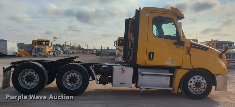 image for item OD9265 2020 Freightliner  Cascadia 126 semi truck