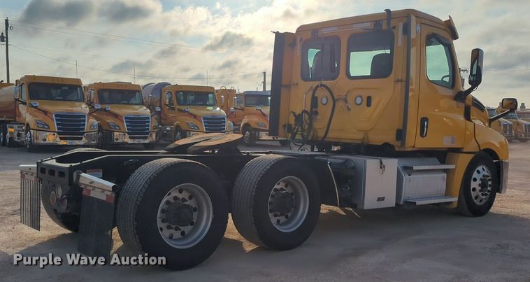 image for item OD9265 2020 Freightliner  Cascadia 126 semi truck