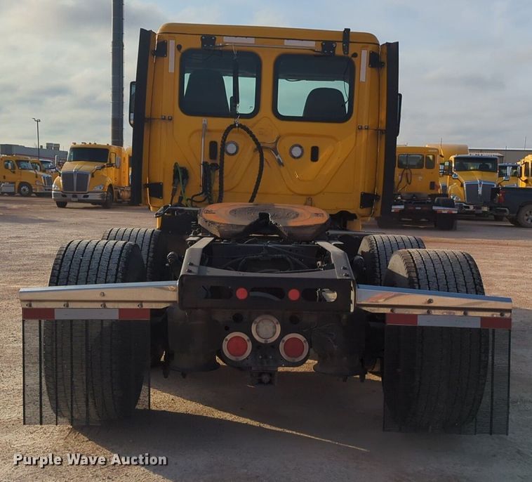 image for item OD9265 2020 Freightliner  Cascadia 126 semi truck