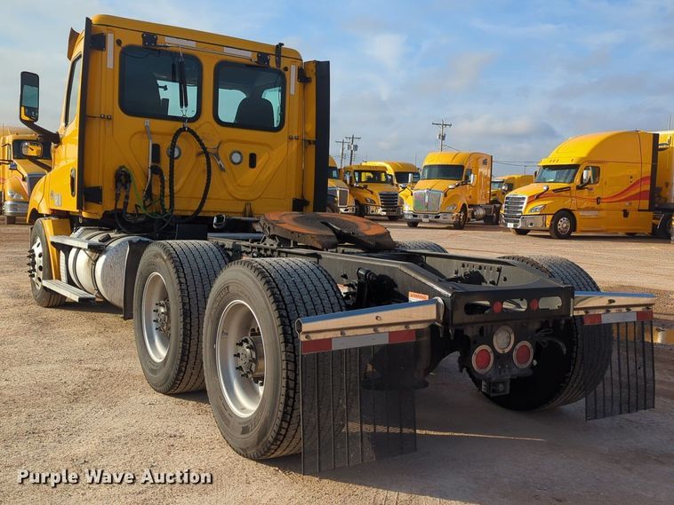 image for item OD9265 2020 Freightliner  Cascadia 126 semi truck