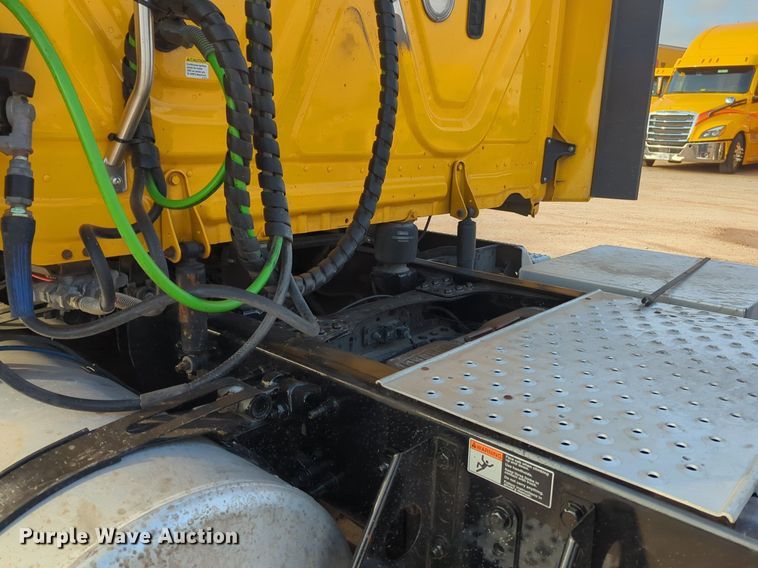 image for item OD9265 2020 Freightliner  Cascadia 126 semi truck