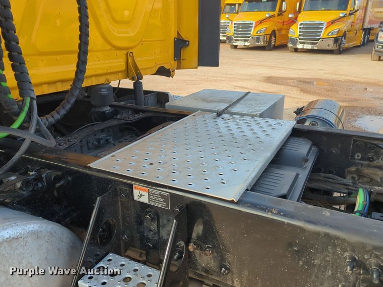 image for item OD9265 2020 Freightliner  Cascadia 126 semi truck