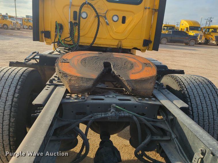 image for item OD9265 2020 Freightliner  Cascadia 126 semi truck