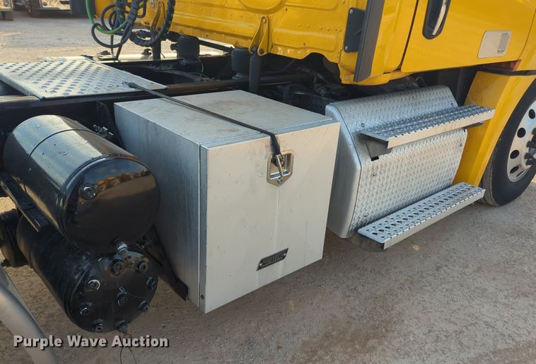 image for item OD9265 2020 Freightliner  Cascadia 126 semi truck