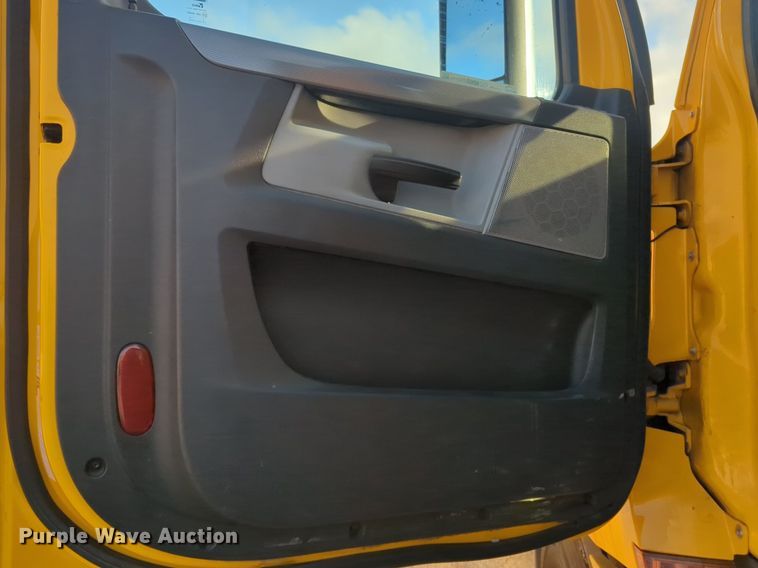 image for item OD9265 2020 Freightliner  Cascadia 126 semi truck