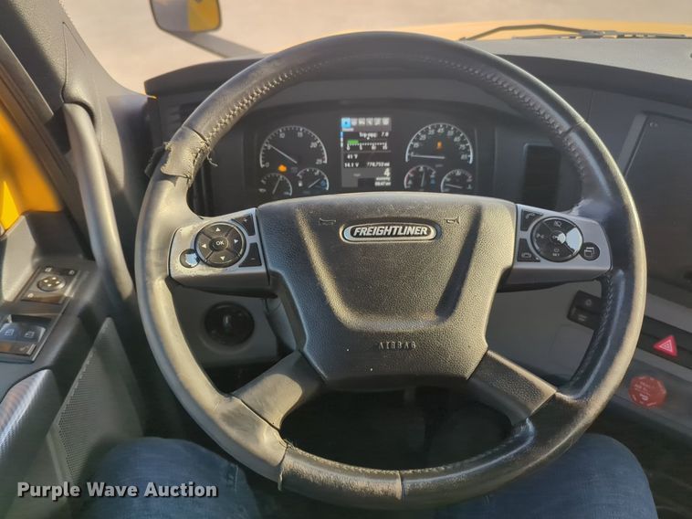 image for item OD9265 2020 Freightliner  Cascadia 126 semi truck