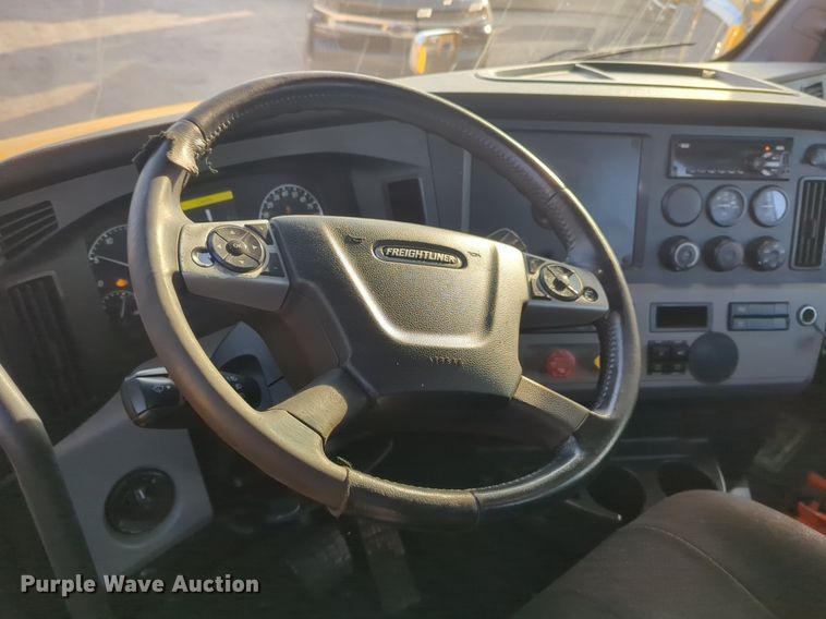 image for item OD9265 2020 Freightliner  Cascadia 126 semi truck