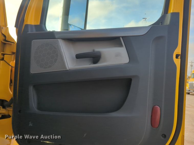 image for item OD9265 2020 Freightliner  Cascadia 126 semi truck