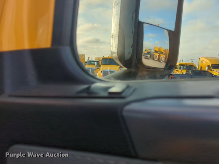 image for item OD9265 2020 Freightliner  Cascadia 126 semi truck