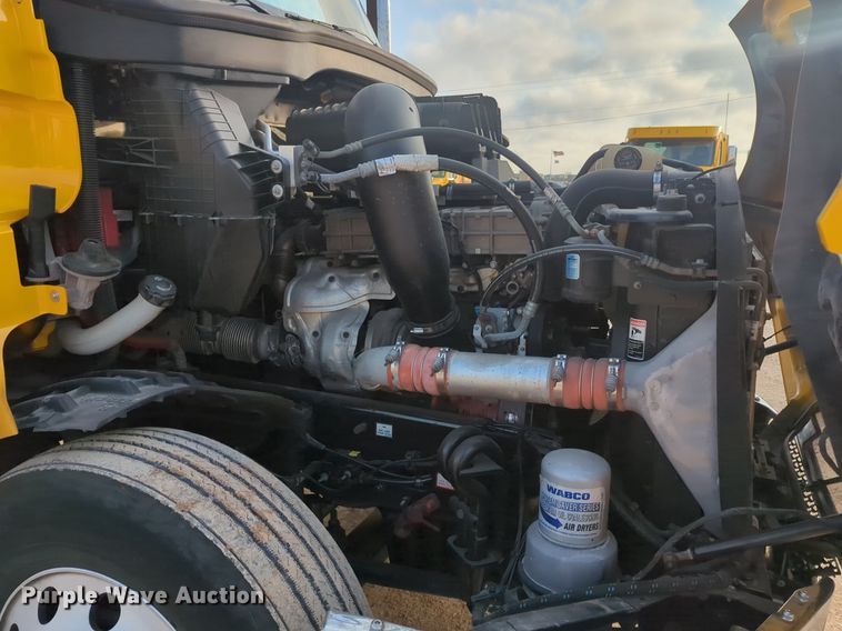 image for item OD9265 2020 Freightliner  Cascadia 126 semi truck