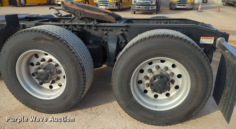 image for item OD9265 2020 Freightliner  Cascadia 126 semi truck