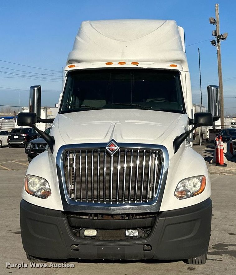 image for item OF9279 2018 International  LT625 semi truck