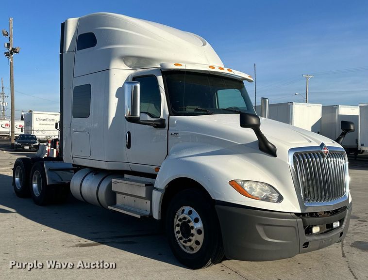 image for item OF9279 2018 International  LT625 semi truck