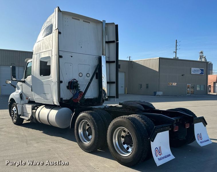 image for item OF9279 2018 International  LT625 semi truck