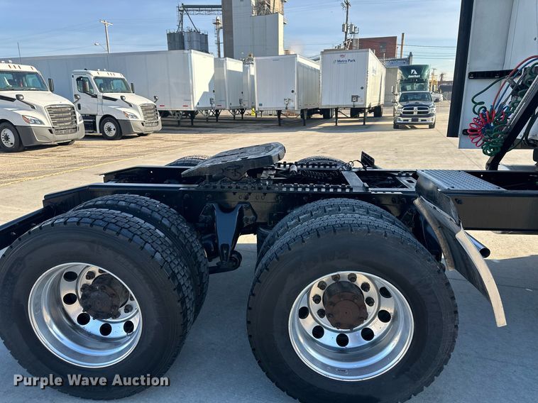 image for item OF9279 2018 International  LT625 semi truck