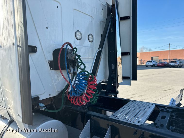 image for item OF9279 2018 International  LT625 semi truck