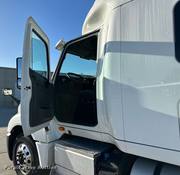 image for item OF9279 2018 International  LT625 semi truck