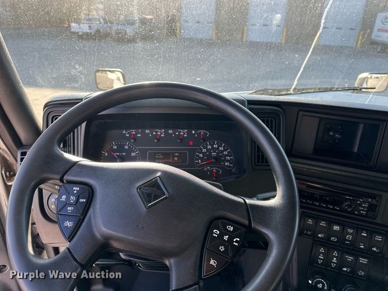 image for item OF9279 2018 International  LT625 semi truck