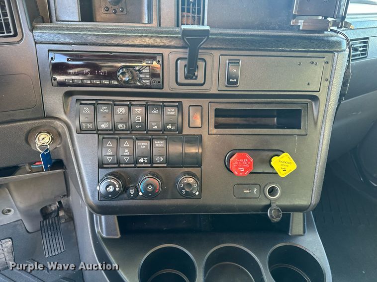 image for item OF9279 2018 International  LT625 semi truck