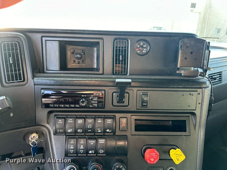 image for item OF9279 2018 International  LT625 semi truck