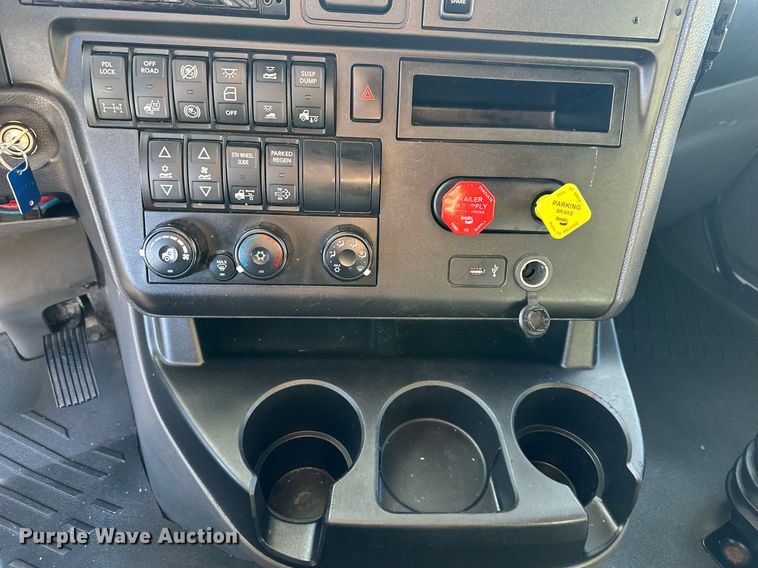 image for item OF9279 2018 International  LT625 semi truck