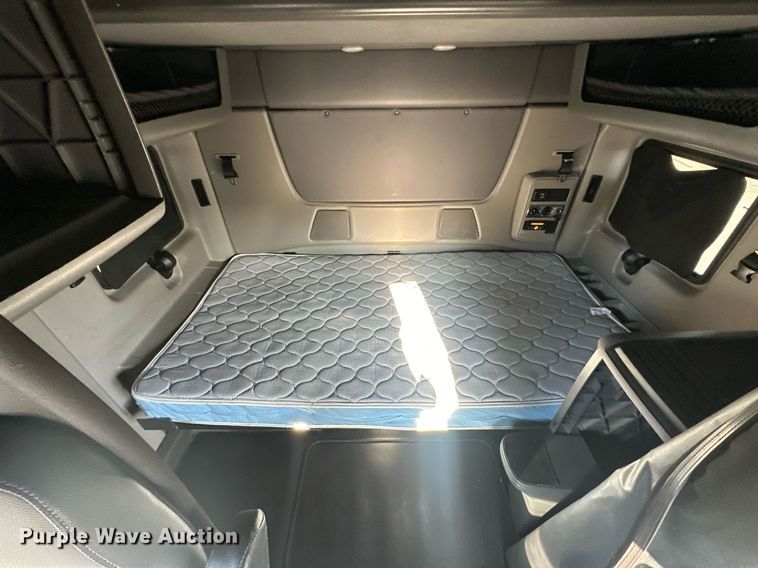 image for item OF9279 2018 International  LT625 semi truck