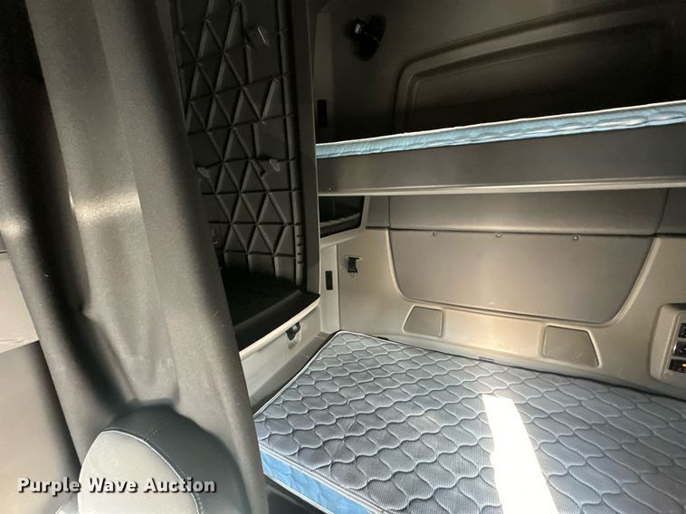 image for item OF9279 2018 International  LT625 semi truck