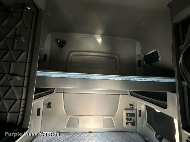 image for item OF9279 2018 International  LT625 semi truck