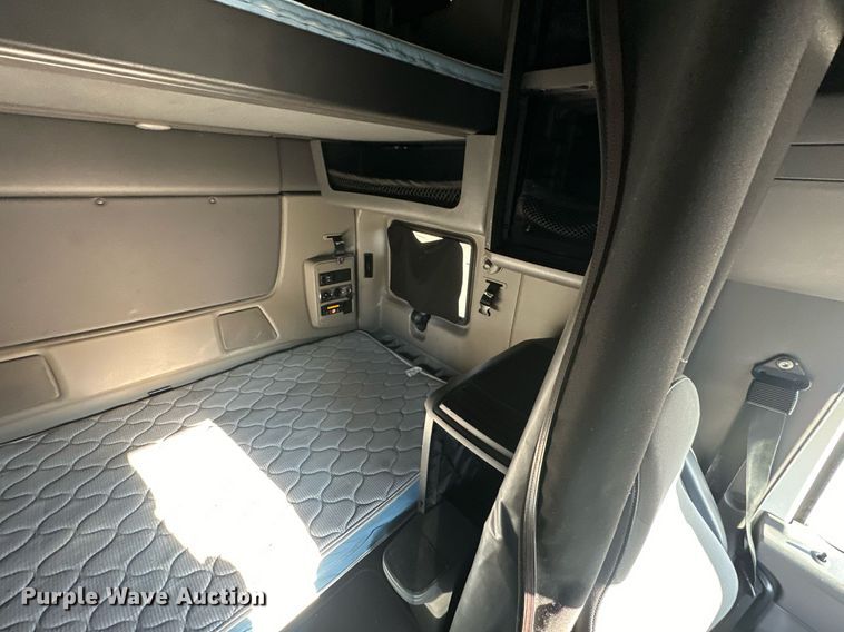 image for item OF9279 2018 International  LT625 semi truck