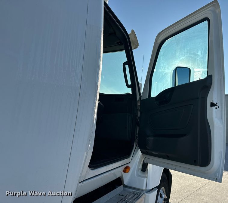 image for item OF9279 2018 International  LT625 semi truck