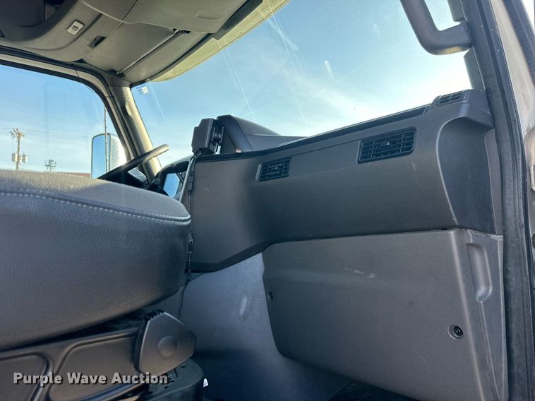 image for item OF9279 2018 International  LT625 semi truck