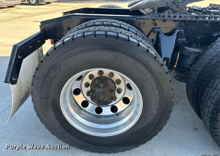 image for item OF9279 2018 International  LT625 semi truck