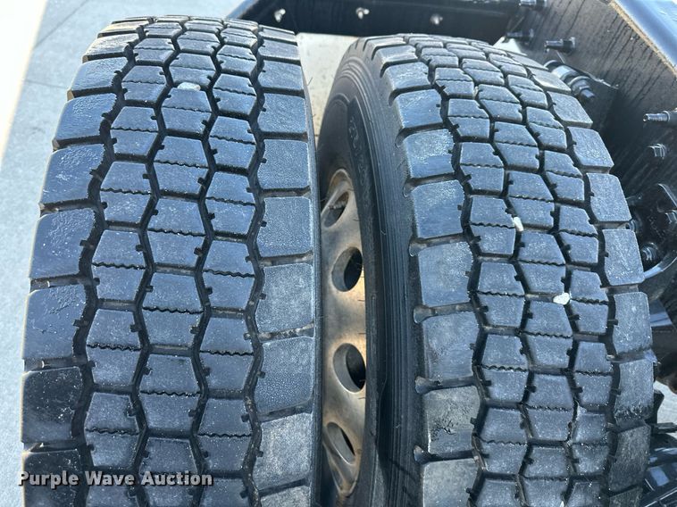 image for item OF9279 2018 International  LT625 semi truck