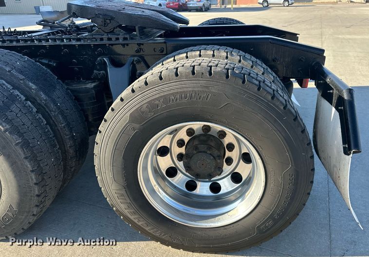 image for item OF9279 2018 International  LT625 semi truck