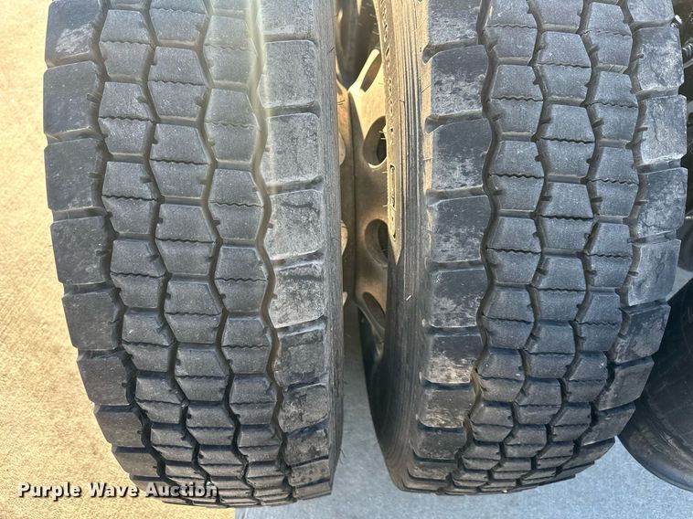 image for item OF9279 2018 International  LT625 semi truck