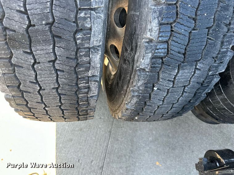 image for item OF9279 2018 International  LT625 semi truck