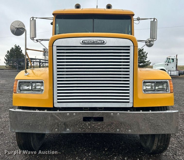 image for item OI9515 2001 Freightliner  FLD semi truck