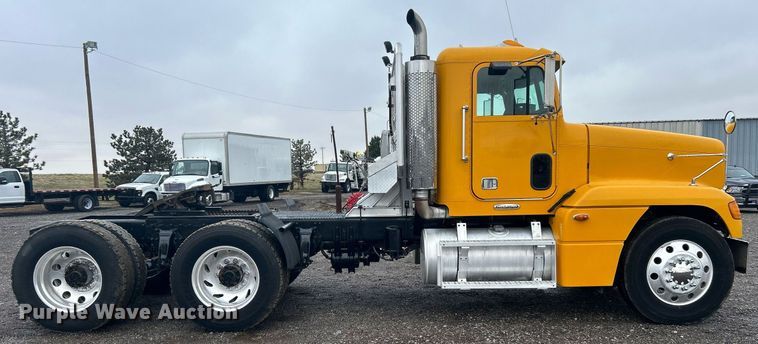 image for item OI9515 2001 Freightliner  FLD semi truck