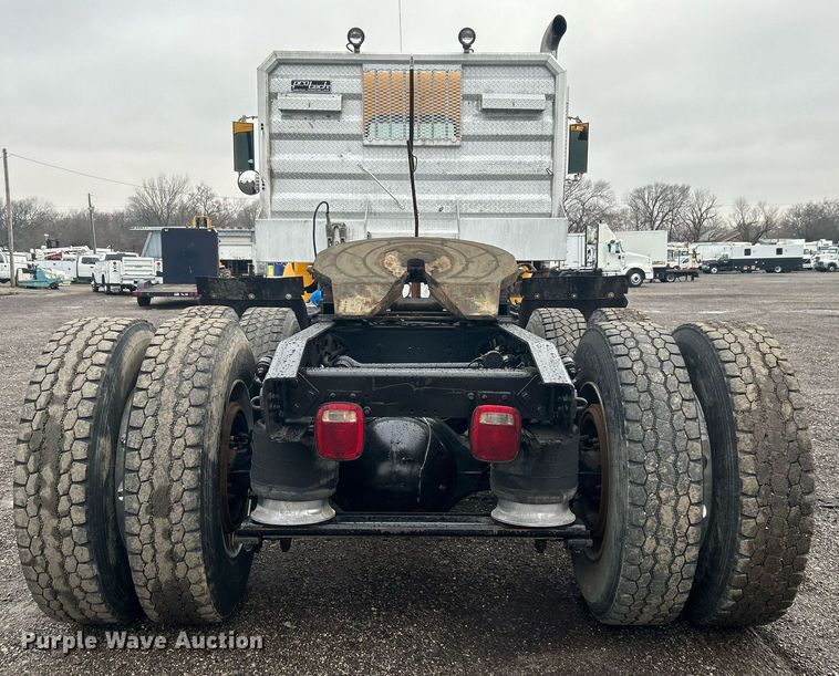 image for item OI9515 2001 Freightliner  FLD semi truck