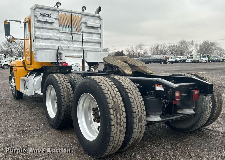 image for item OI9515 2001 Freightliner  FLD semi truck