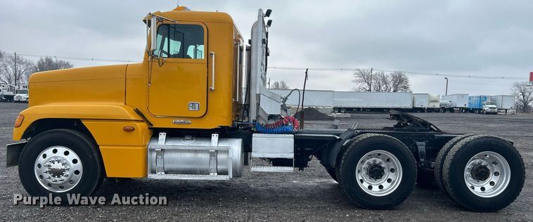 image for item OI9515 2001 Freightliner  FLD semi truck