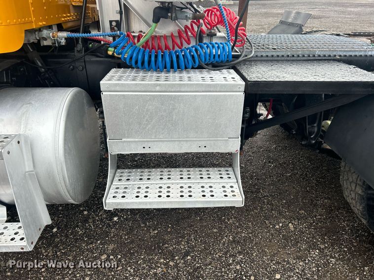 image for item OI9515 2001 Freightliner  FLD semi truck