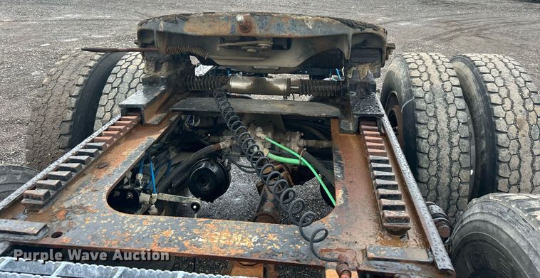 image for item OI9515 2001 Freightliner  FLD semi truck