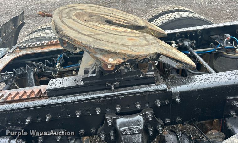 image for item OI9515 2001 Freightliner  FLD semi truck